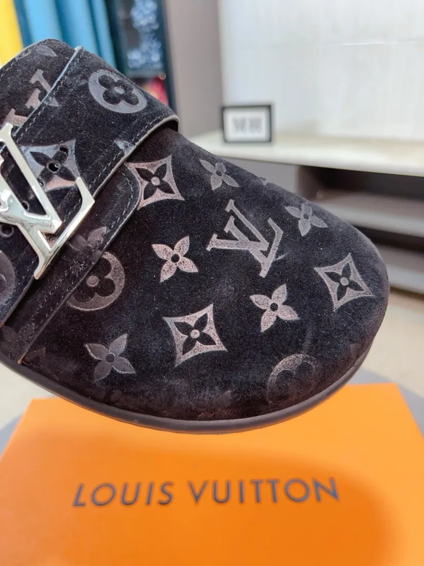 Men's Men's Shoes 💰400🌸🌸🌸🌸LV Easy 2025 new men's casual sandals and slippers, made of suede cow leather, with Monogram pattern to highlight the trendy style. Adjustable straps illuminated with LV letters, while a resilient insole and micro outsole provide lightweight comfort. Made of suede cow leather with embossed Monogram pattern and brand element metal hardware✅Adjustable straps➕Tough insole‼ ️Micro outsole. Comfortable and easy to wear‼ ️ size：38-45